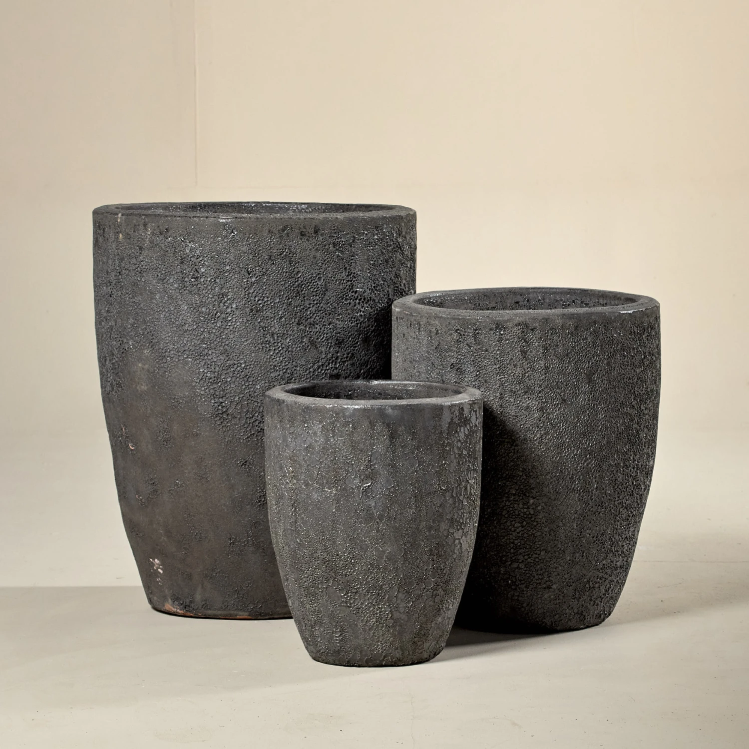 Tall Outdoor Pot – Bullet Aquarius Black (Lava) 1 Tall Outdoor Pot – Bullet Aquarius Black (Lava)