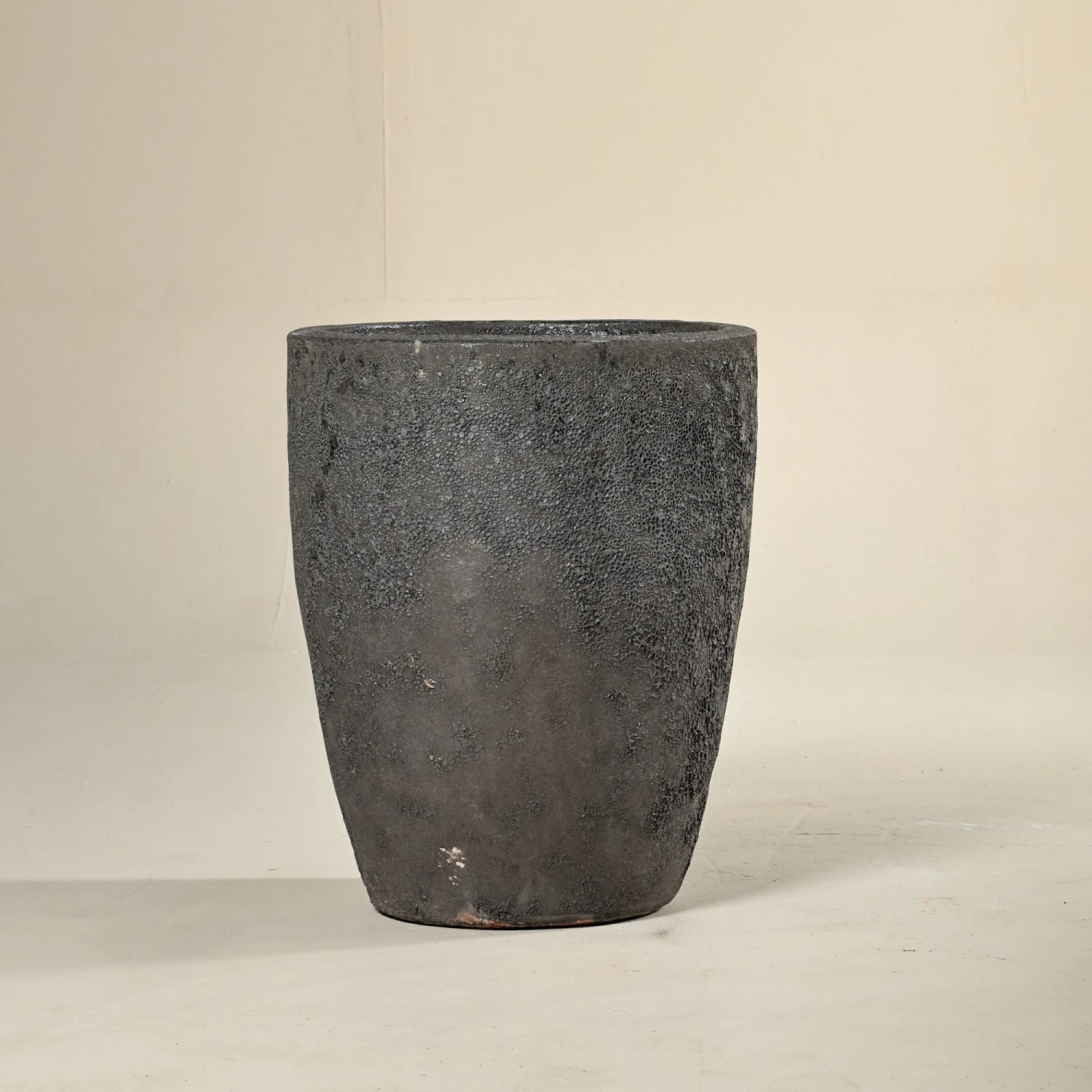 Tall Outdoor Pot – Bullet Aquarius Black (Lava) 2 Tall Outdoor Pot – Bullet Aquarius Black (Lava) - Image 2